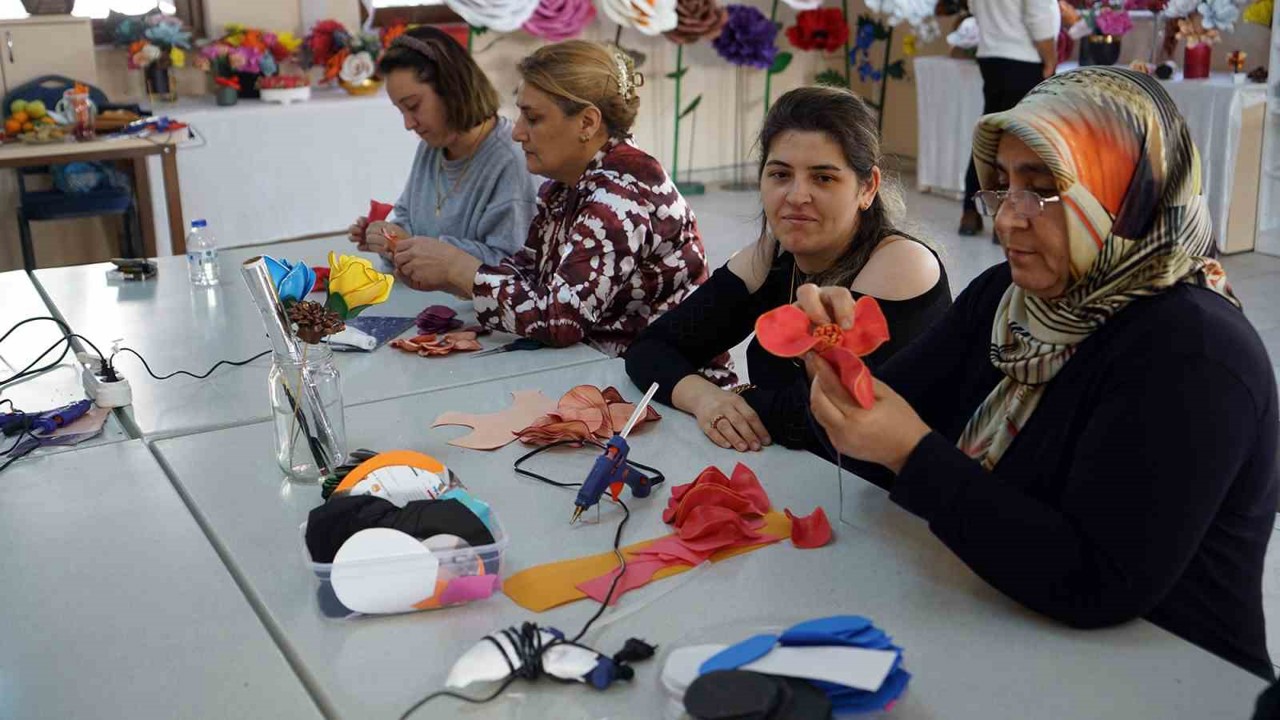 Kadınlar büyükşehir belediyesinin atölyelerinde meslek öğreniyor
