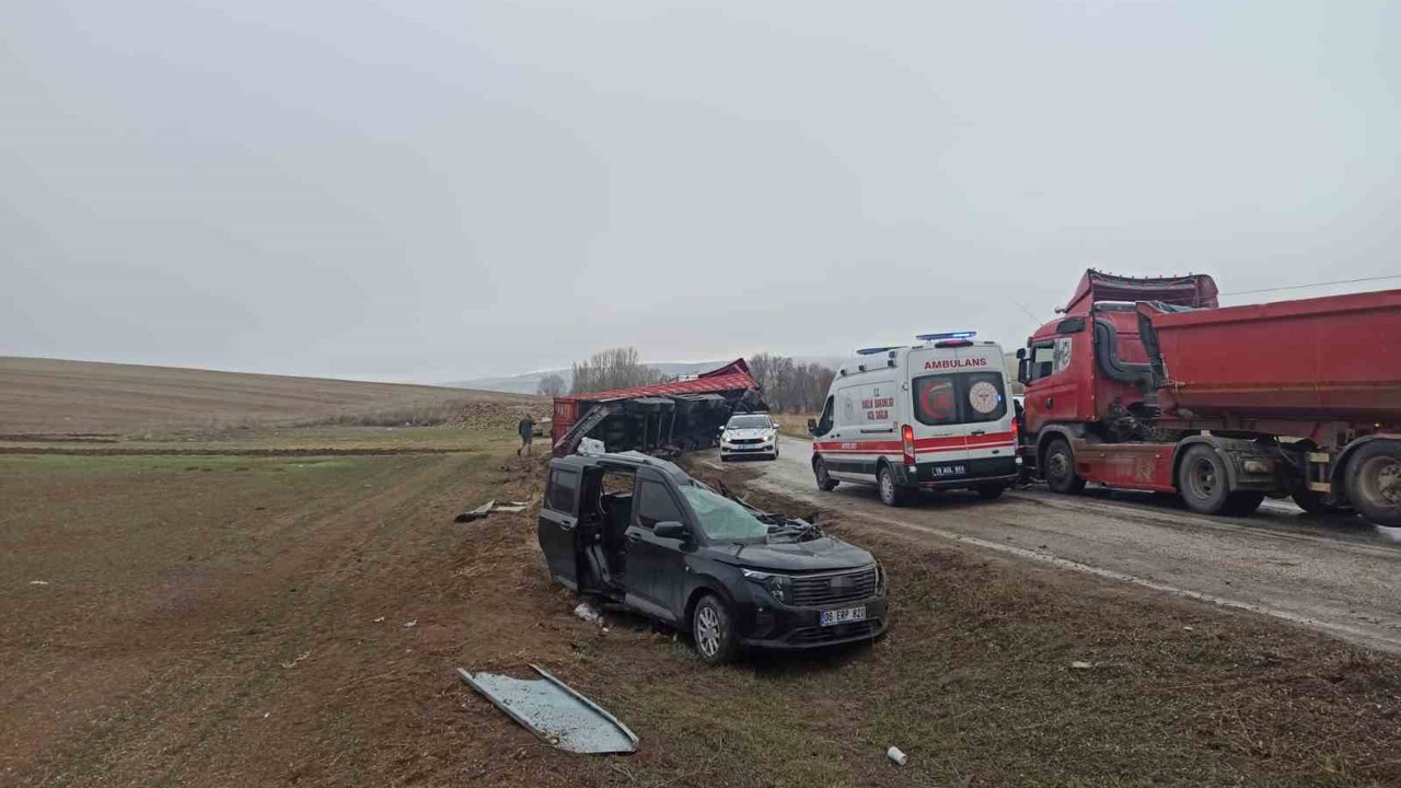 Tırın dorsesi hafif ticari aracın üzerine devrildi: 2 yaralı
