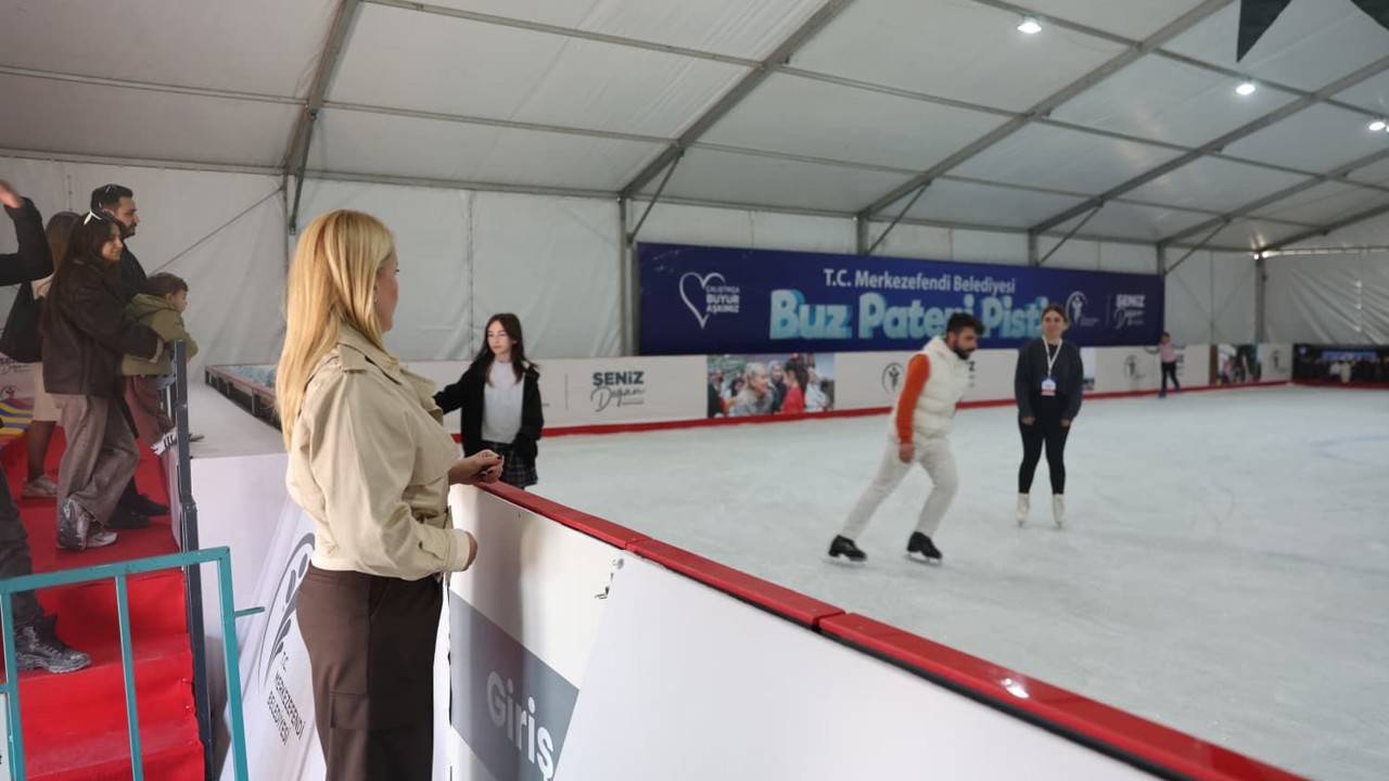 Merkezefendi’de buz pateni pisti açıldı
