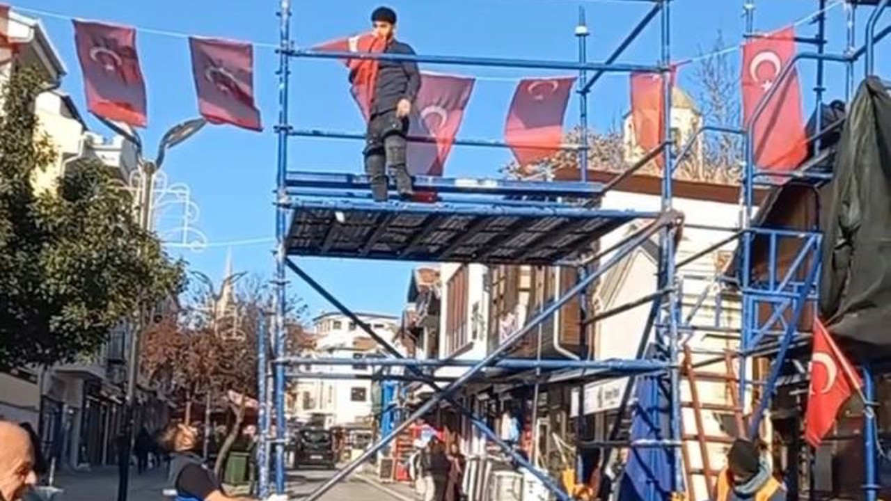 Edirne’de caddede bayrağa saygı: Türk bayrağını öperek kaldırdı
