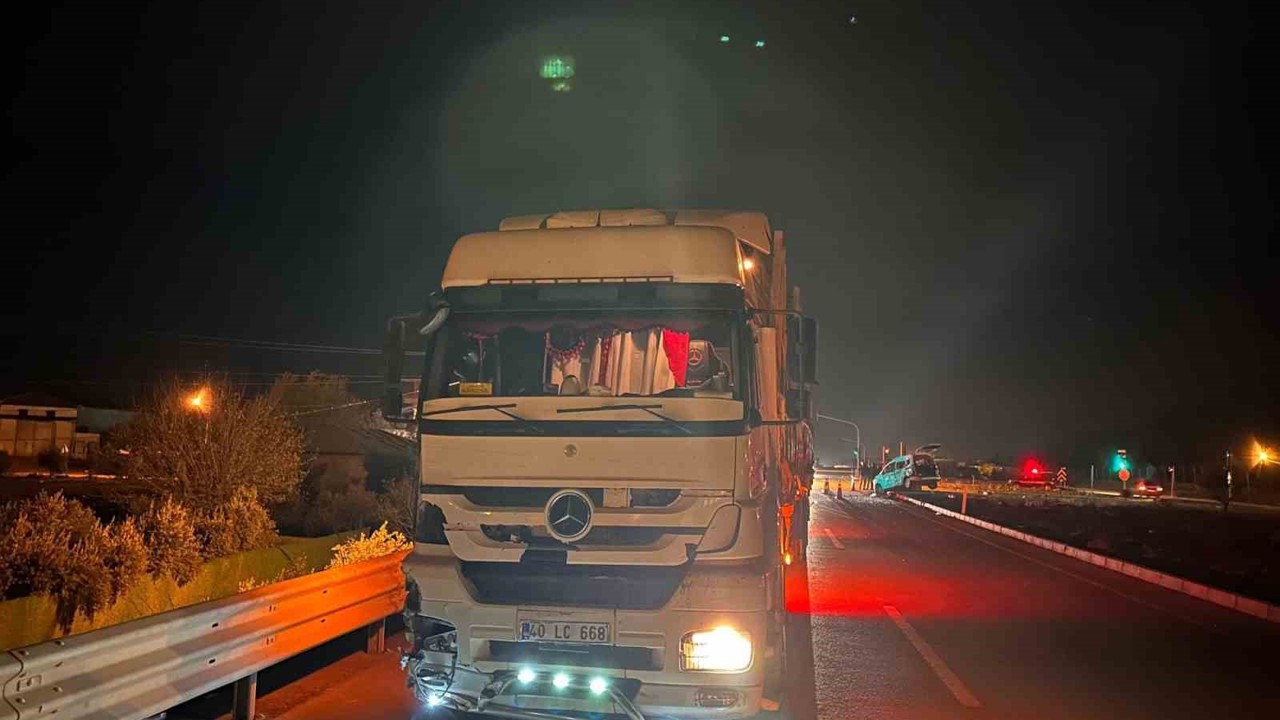 Gaziantep’te hafif ticari araç ile tır çarpıştı: 2’si çocuk 3 yaralı
