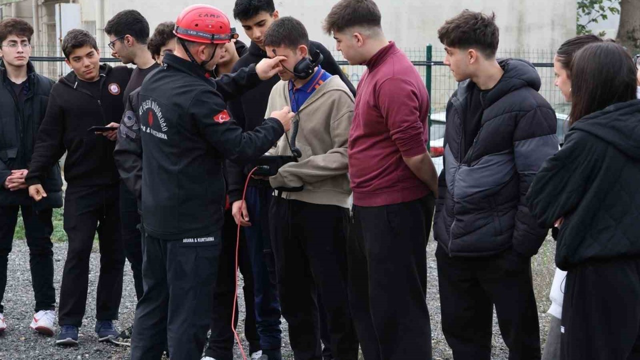 Ümraniye Belediyesi’nden liselerde arama kurtarma eğitimi
