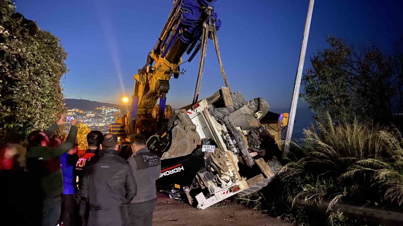 Bursa’da vinçten düşen iş makinesi paniğe neden oldu
