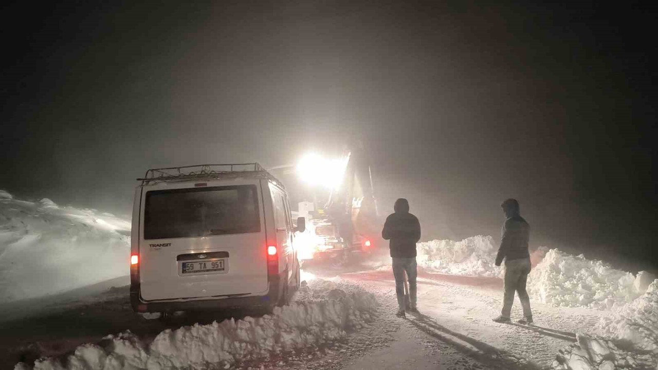 Muş’ta köy yolunda mahsur kalan 7 kişi kurtarıldı
