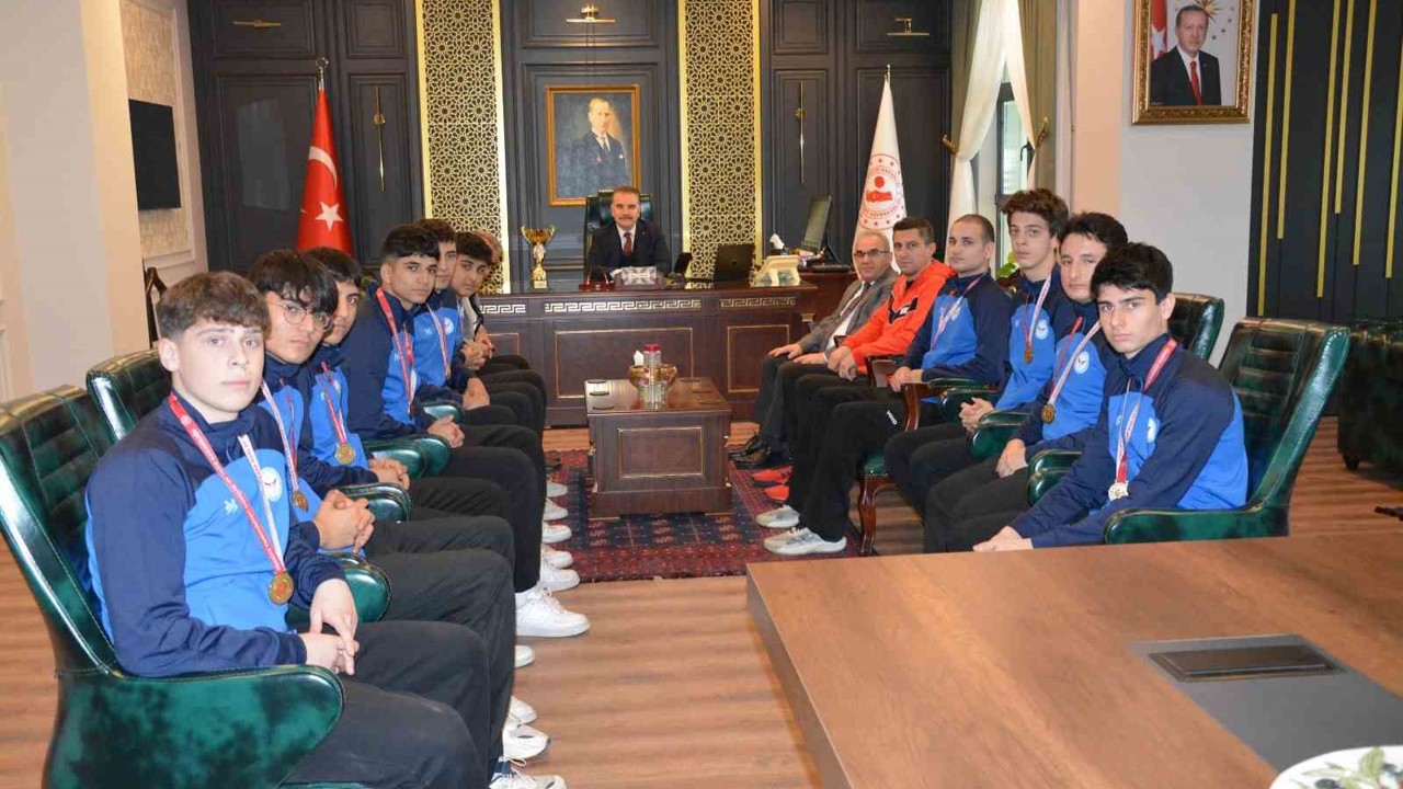 Şampiyon voleybolculardan Kaymakam Odabaş’a ziyaret
