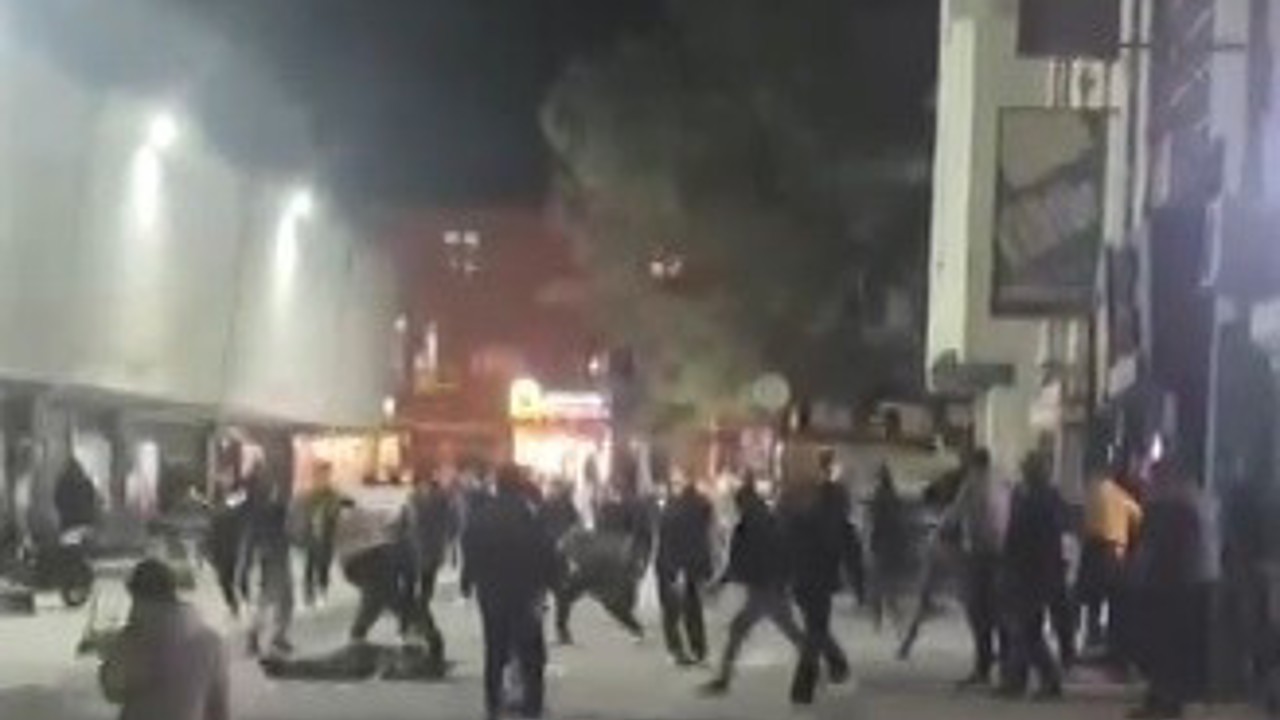 Erzincan’da meydan muharebesini aratmayan kavga: Tabureler havada uçuştu
