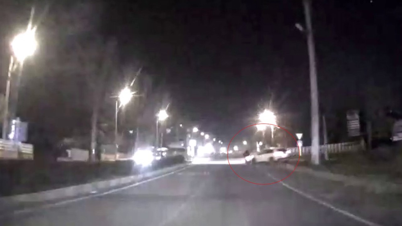 Çarptığı motosiklet devrildi, sonra kaçtı: O anlar araç kamerasında
