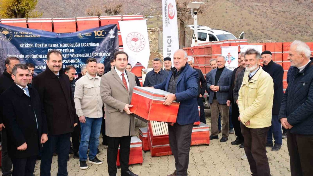 Sason’da arıcılara organik kovan desteği
