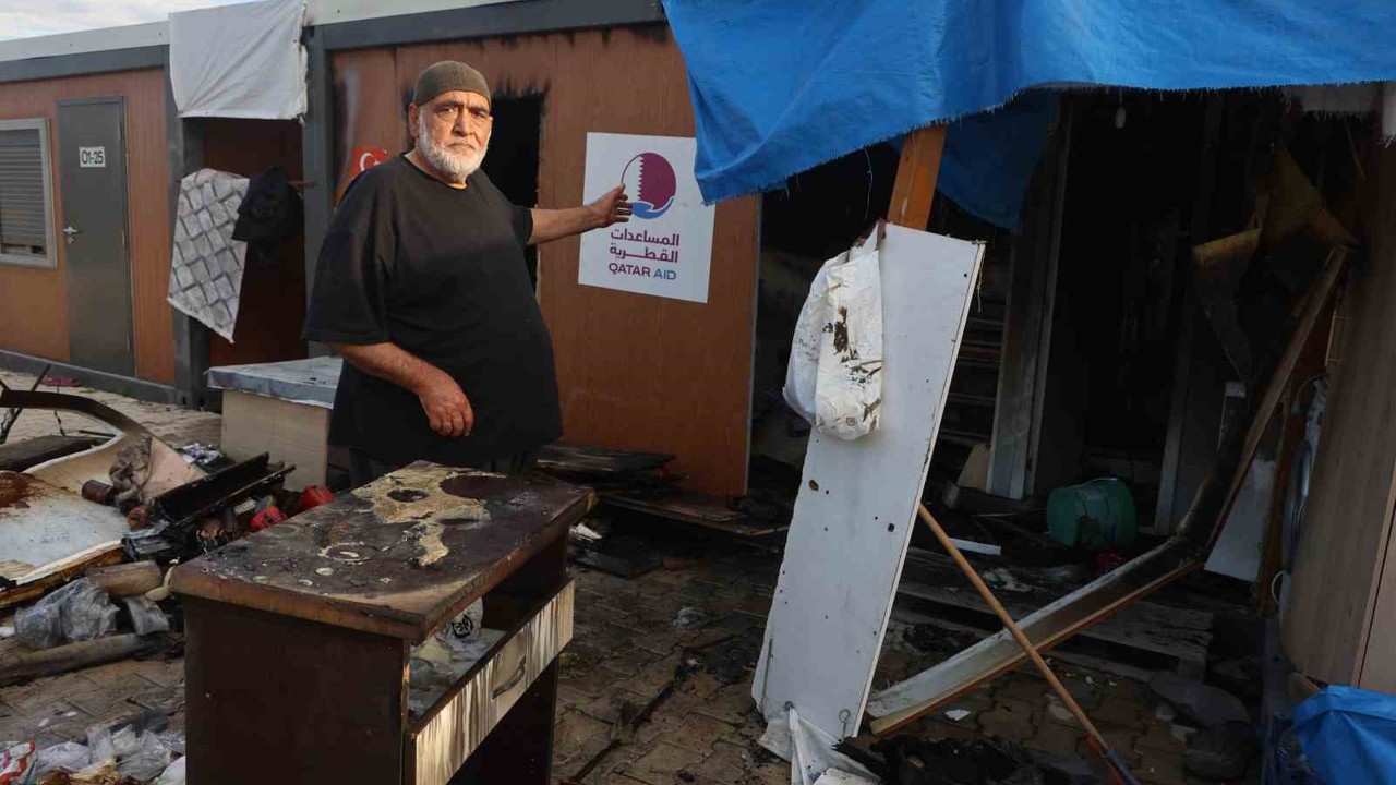 Depremzede yaşlı çiftin yaşadığı konteyner yanarak küle döndü

