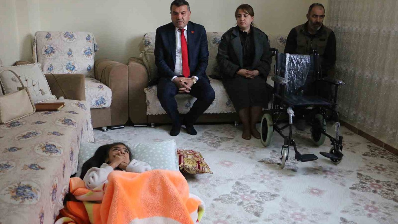 Devlet Bahçeli’den Diyarbakırlı engelli kıza tekerlekli sandalye sürprizi
