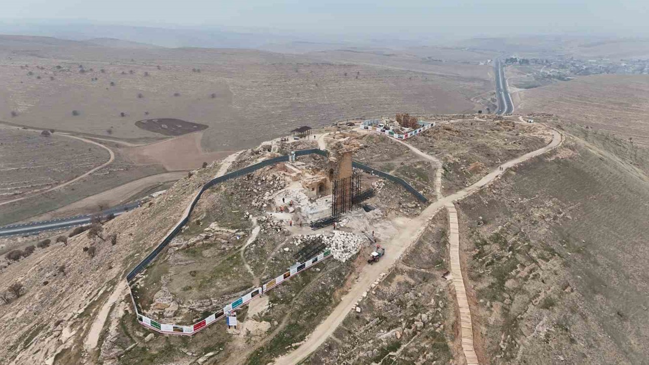 Bir yılda 400 bin kişi 3 bin yıllık kaleye çıktı
