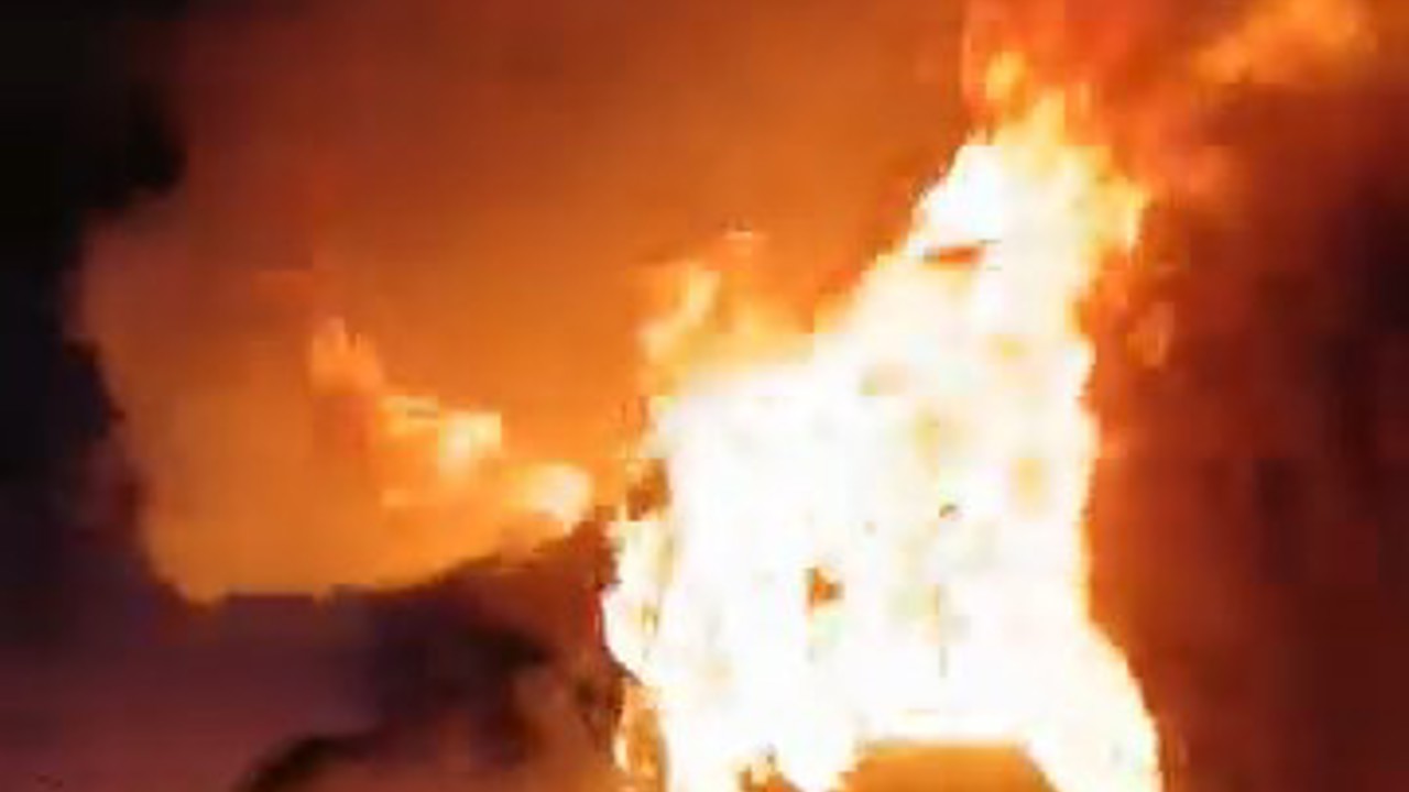 Hareket halindeki otomobil alev aldı
