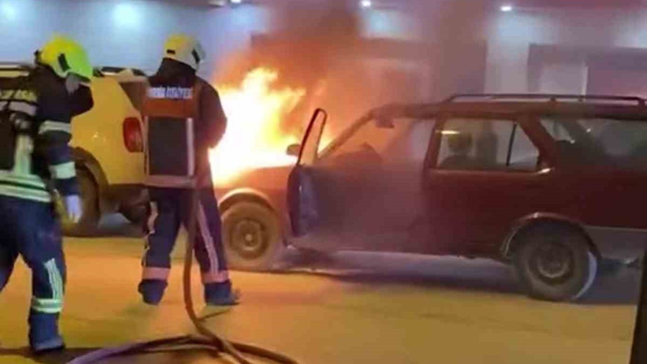 Mersin’de park halindeki araç yandı
