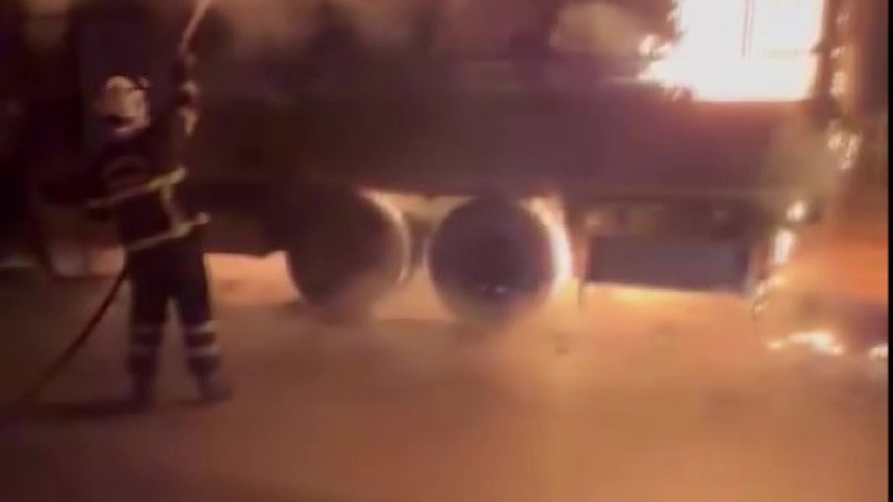 Amasya’da plastik halı yüklü kamyonda korkutan yangın
