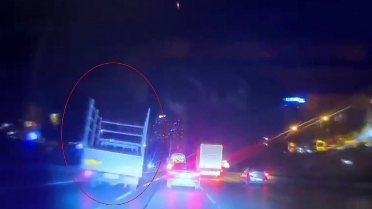 Esenyurt’ta alkollü sürücü makas atıp kaza yaptı; o anlar kamerada
