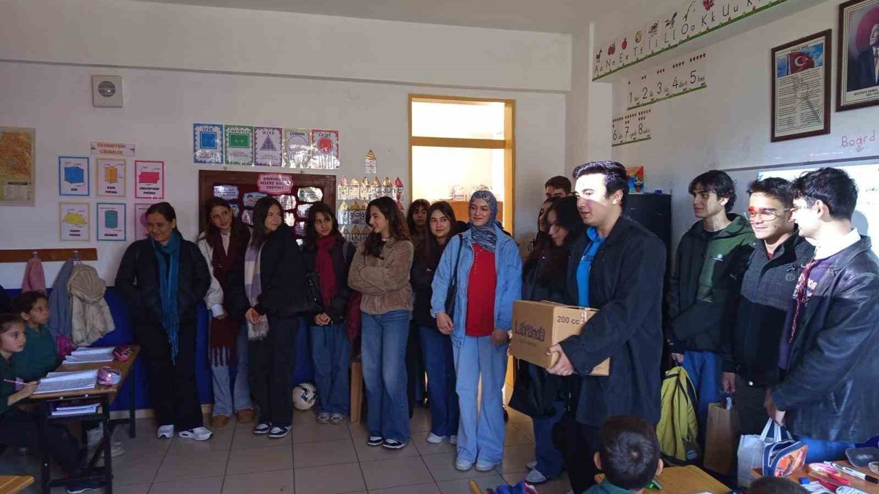 Milas Anadolu Lisesi’nden Fesleğen İlkokulu’na kitap desteği
