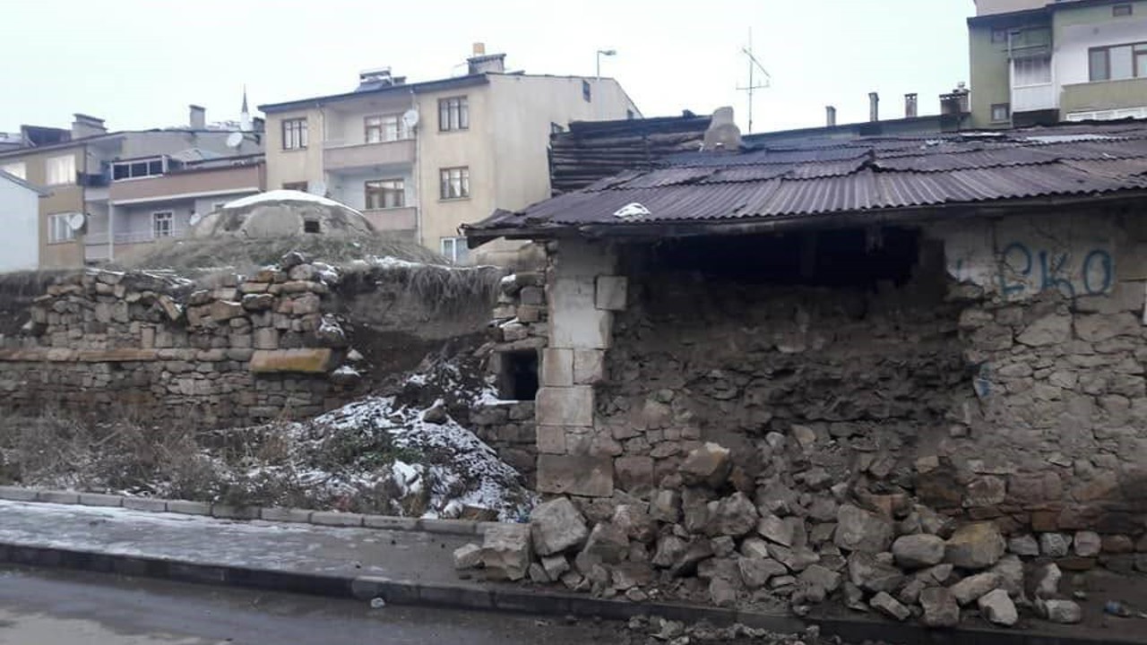 Restorasyon kapsamına alınması planlanan tarihi Galer Hamamı yıkılıyor
