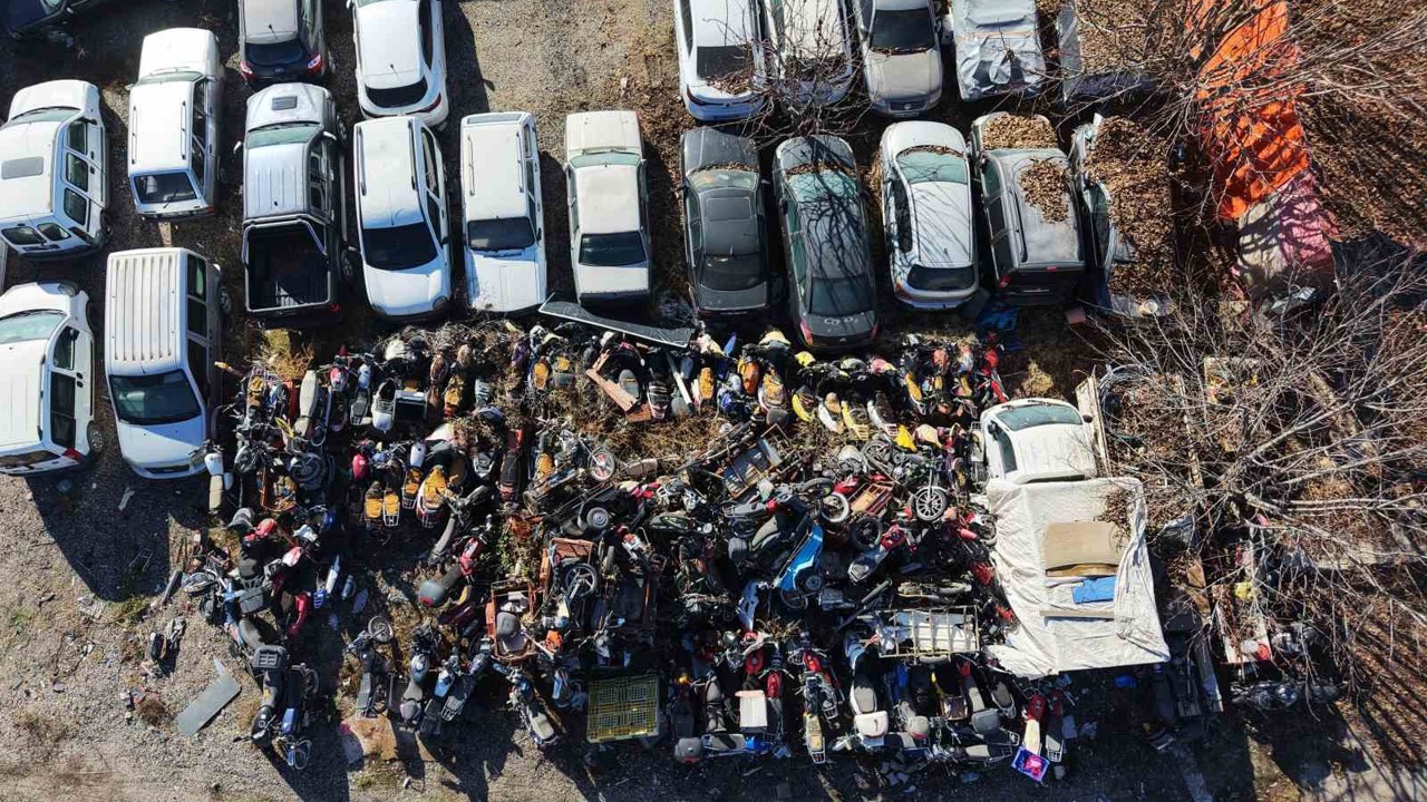 Elazığ’da yediemin otoparkında yosun tutan araçlar: 500 milyon TL’lik servet çürüyor
