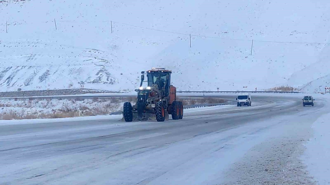 Van-Bahçesaray yolu ulaşıma kapatıldı
