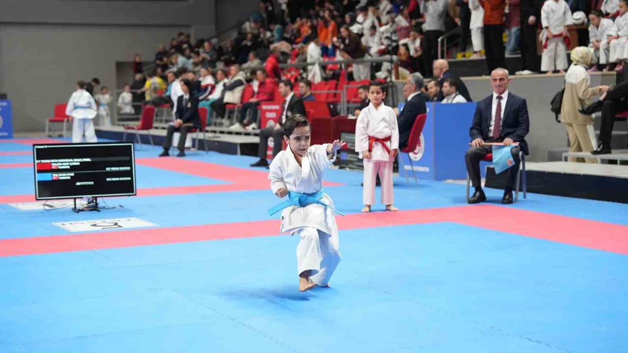 Gaziosmanpaşalı Kaan Ayaz’dan 7 yaşında çifte şampiyonluk
