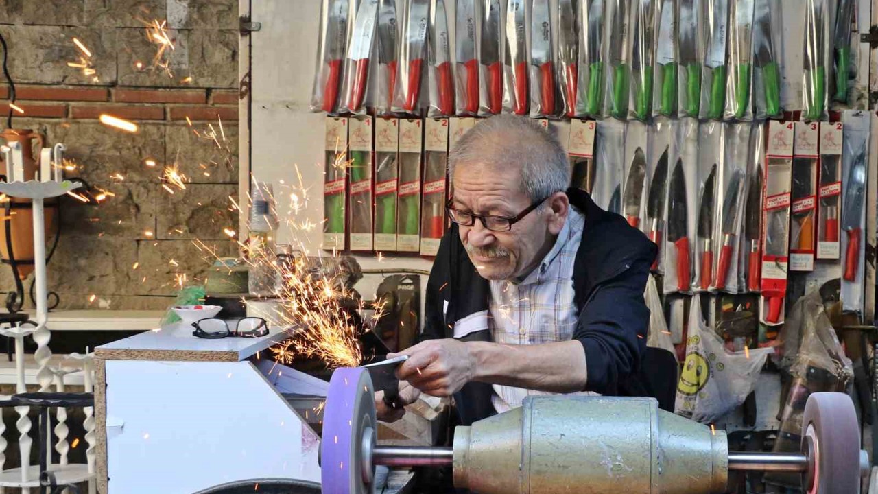 Antalya’da bıçak bileme ustası mesleğini yaşatıyor, 50-60 bin liraya çırak bulamıyor
