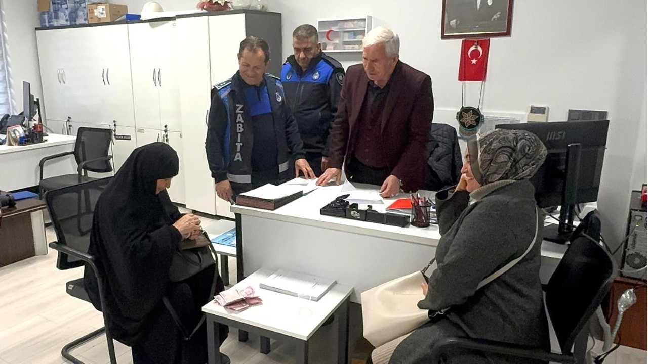 Kartepe’de zabıta ekiplerinin bulduğu cüzdan sahibine teslim edildi
