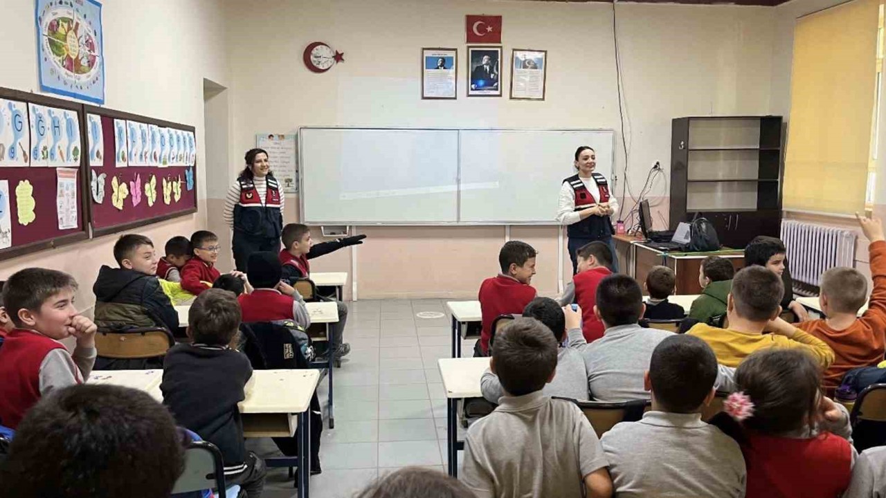 Çanakkale’de jandarma ekipleri KADES ve güvenlik hakkında bilgilendirdi
