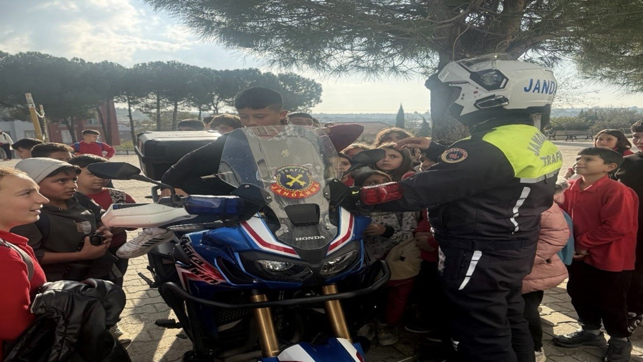 Ezine’de jandarmadan öğrenci ve öğretmenlere trafik bilgilendirmesi
