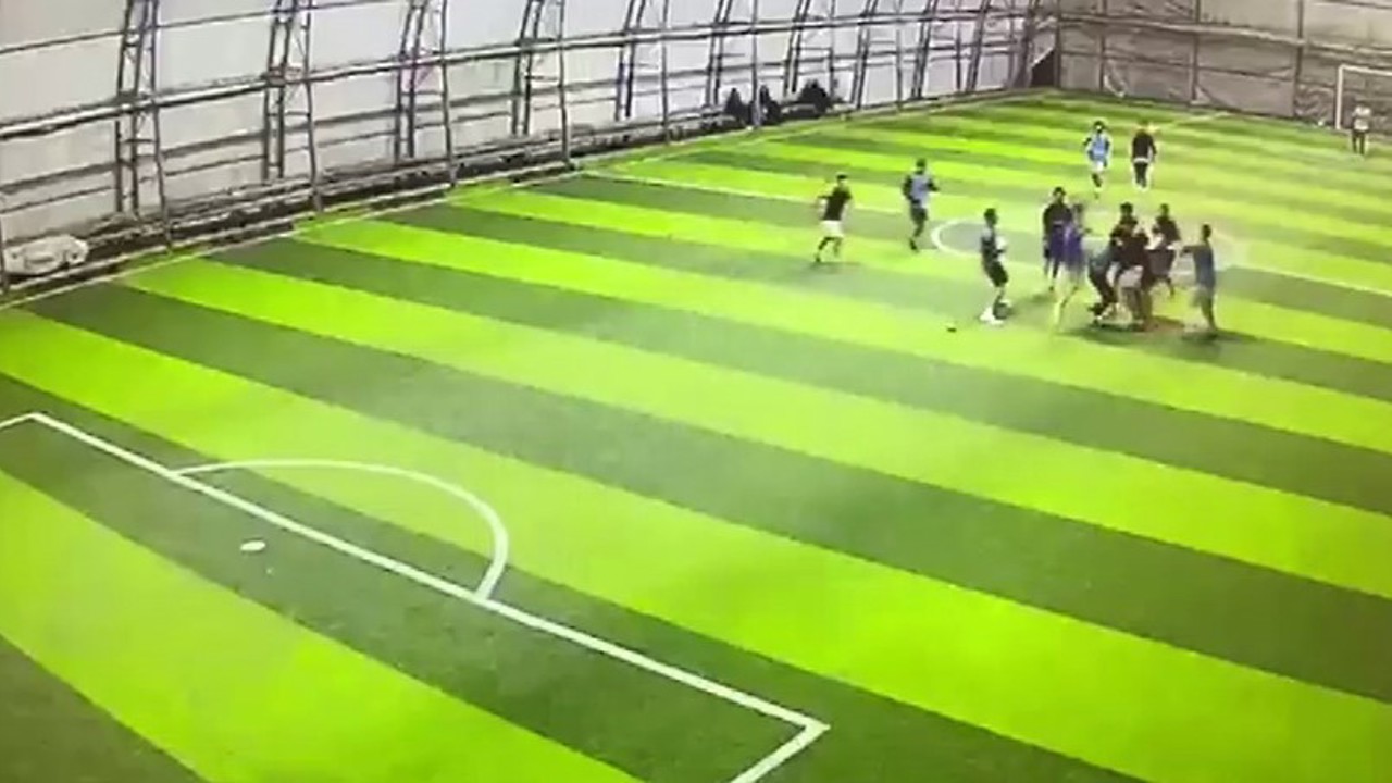 Halı sahadaki tekme tokatlı kavga kameraya yansıdı
