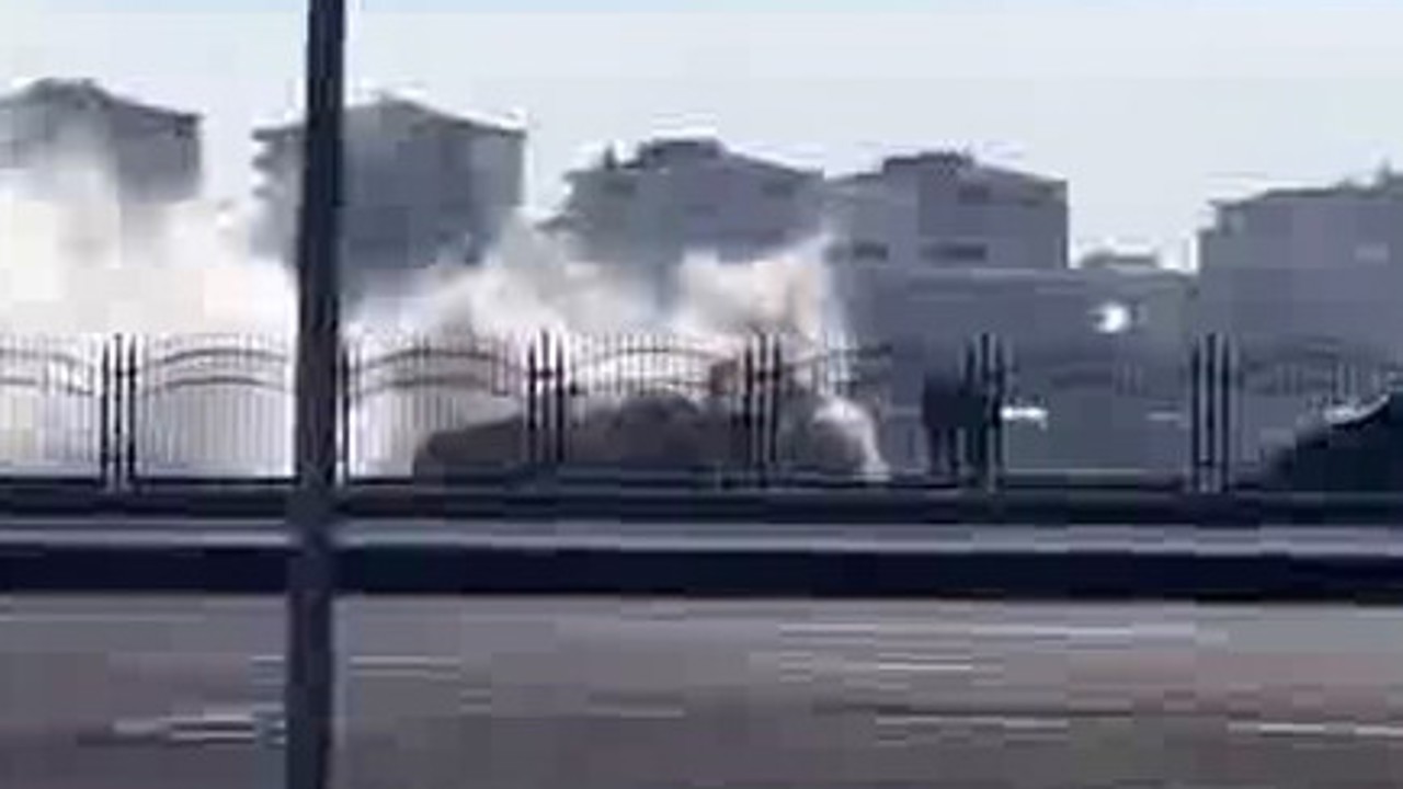 Diyarbakır’da seyir halindeki taksi alev aldı
