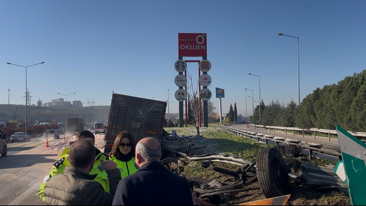 Bariyerlere saplanıp demir yığınına dönen kamyon kabininde can pazarı
