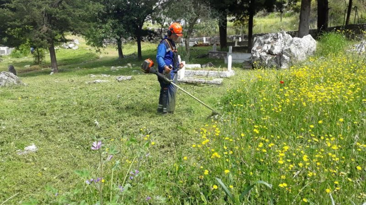 Muğla’da mezarlıklarda temizlik ve bakım çalışmaları aralıksız sürüyor
