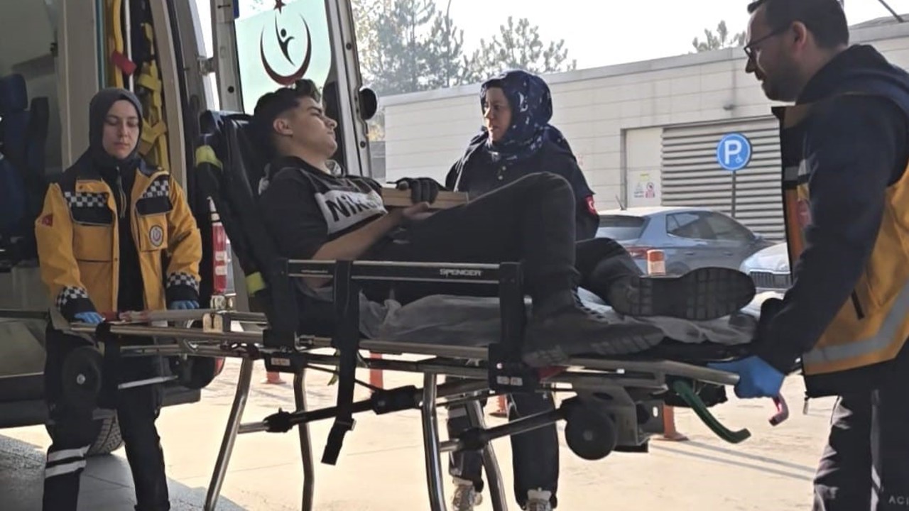 İnegöl’de işçi elini tahtaya çaktı, itfaiye ekipleri kurtardı
