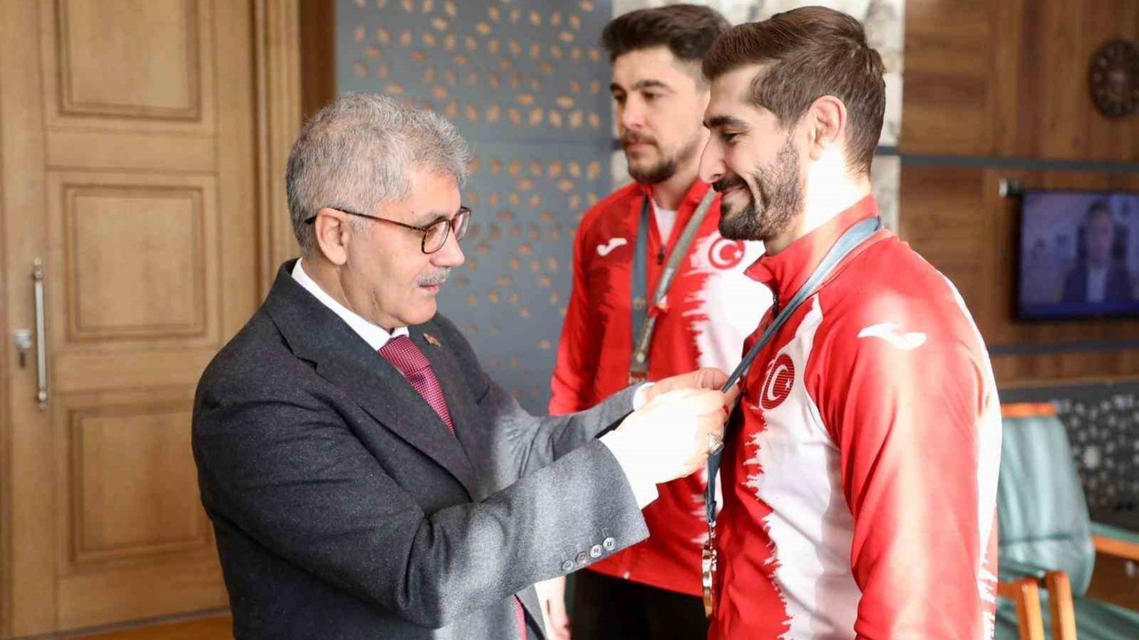 Niğdeli milli güreşçilerden Vali Çelik’e ziyaret
