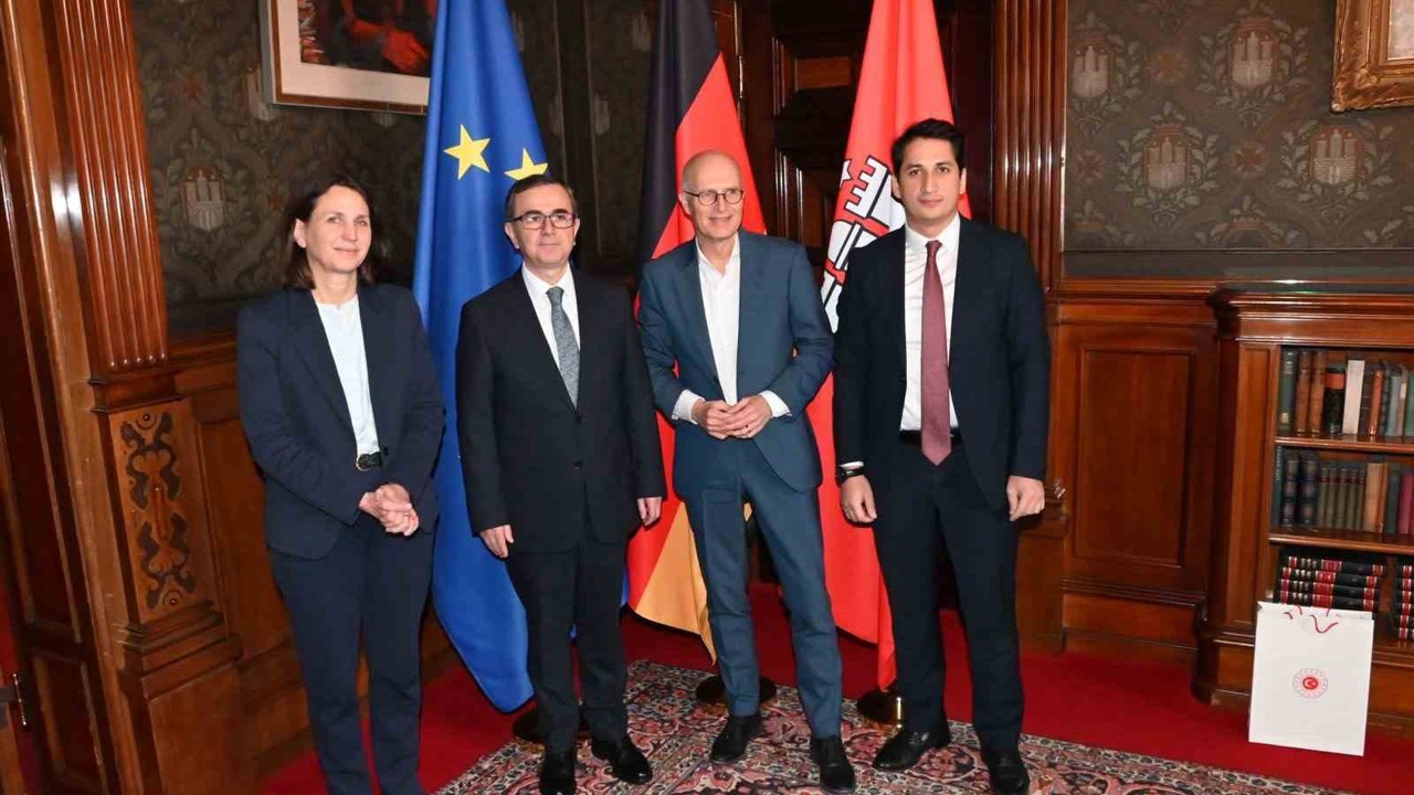 Hamburg Başkonsolosu Alver, belediye sarayına Togg ile geldi
