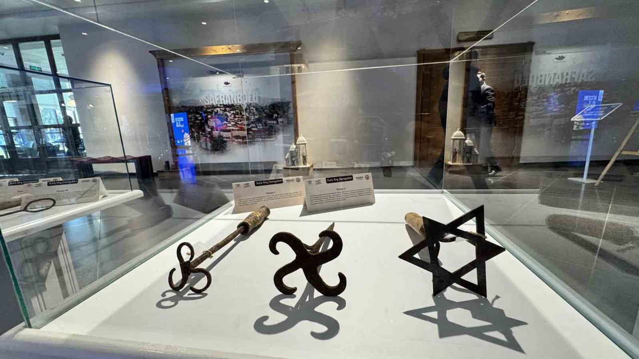 40 yılda biriktirdiği Türk boy damgaları Safranbolu’da sergiledi
