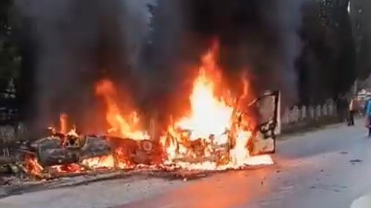 Kafa kafaya çarpışan araçlar çıkan yangında küle döndü
