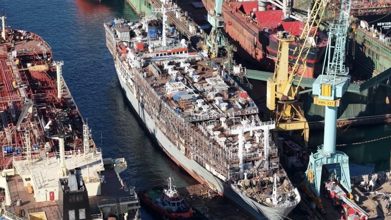 Tuzla’da yanan gemi söndürüldü
