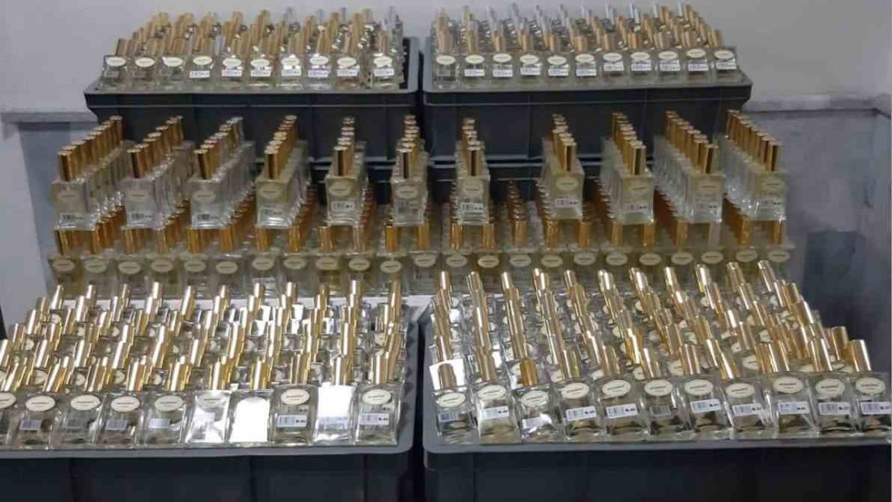 Piyasa değeri 1 milyon 200 bin TL olan kaçak parfüm ele geçirildi
