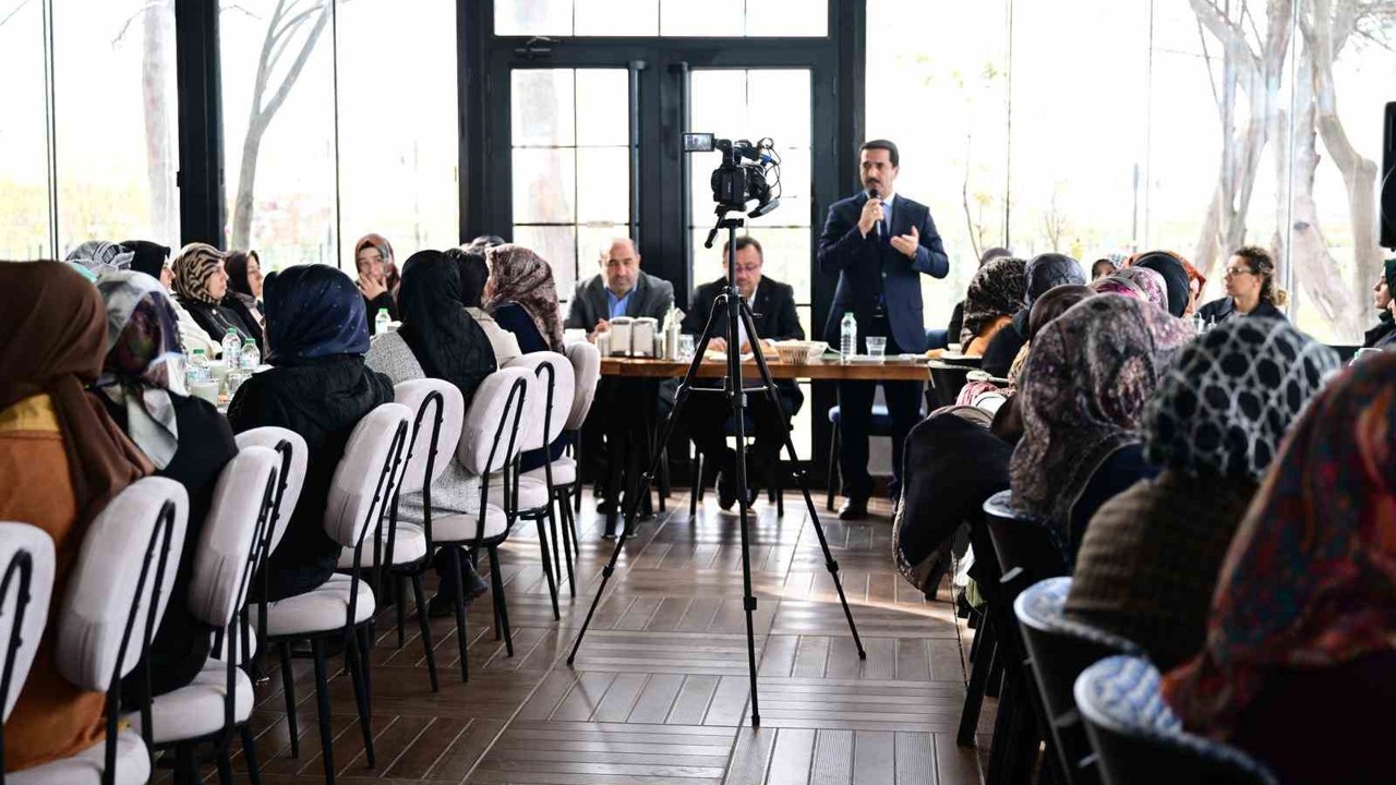 Başkan Taşkın, AK Parti Kadın Kolları Mahalle Başkanları toplantısına katıldı
