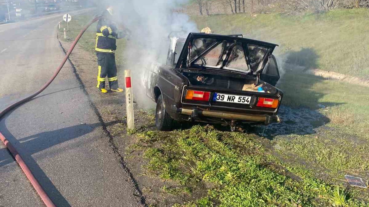 Babaeski’de seyir halindeki otomobil alev aldı
