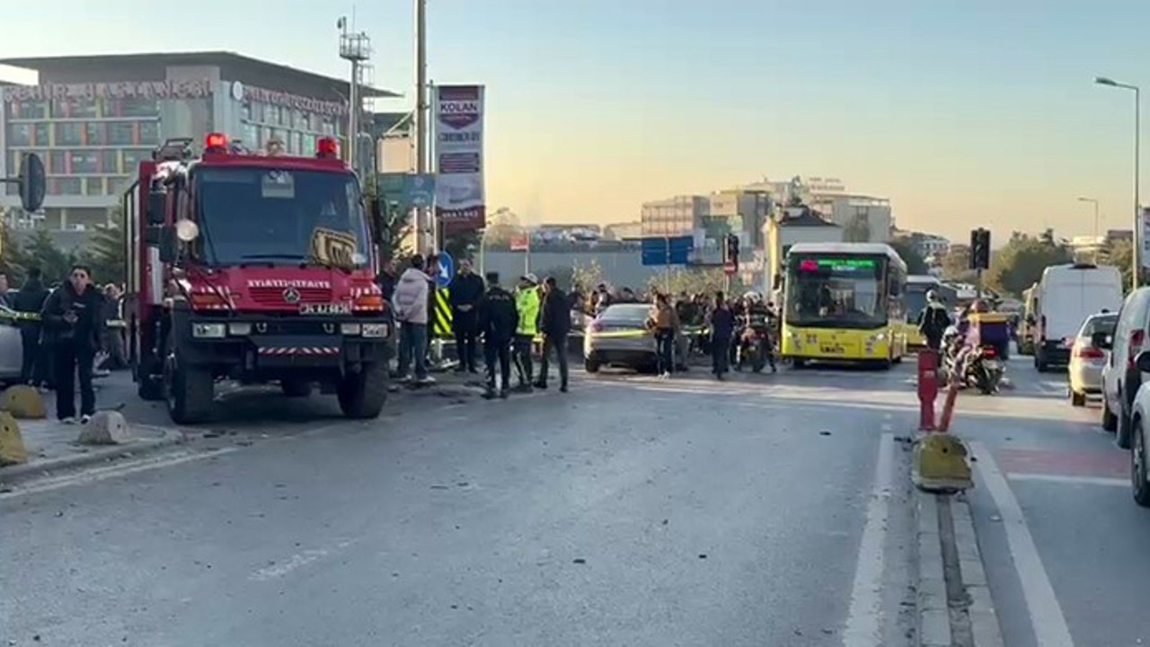 Şişli’de bir araç, kaldırımda yürüyen vatandaşların arasına daldı. Kazada yaralananların olduğu öğrenilirken, olay yerine çok sayıda polis, sağlık ve itfaiye ekipleri sevk edildi. Ekiplerin çalışmaları sürüyor.
