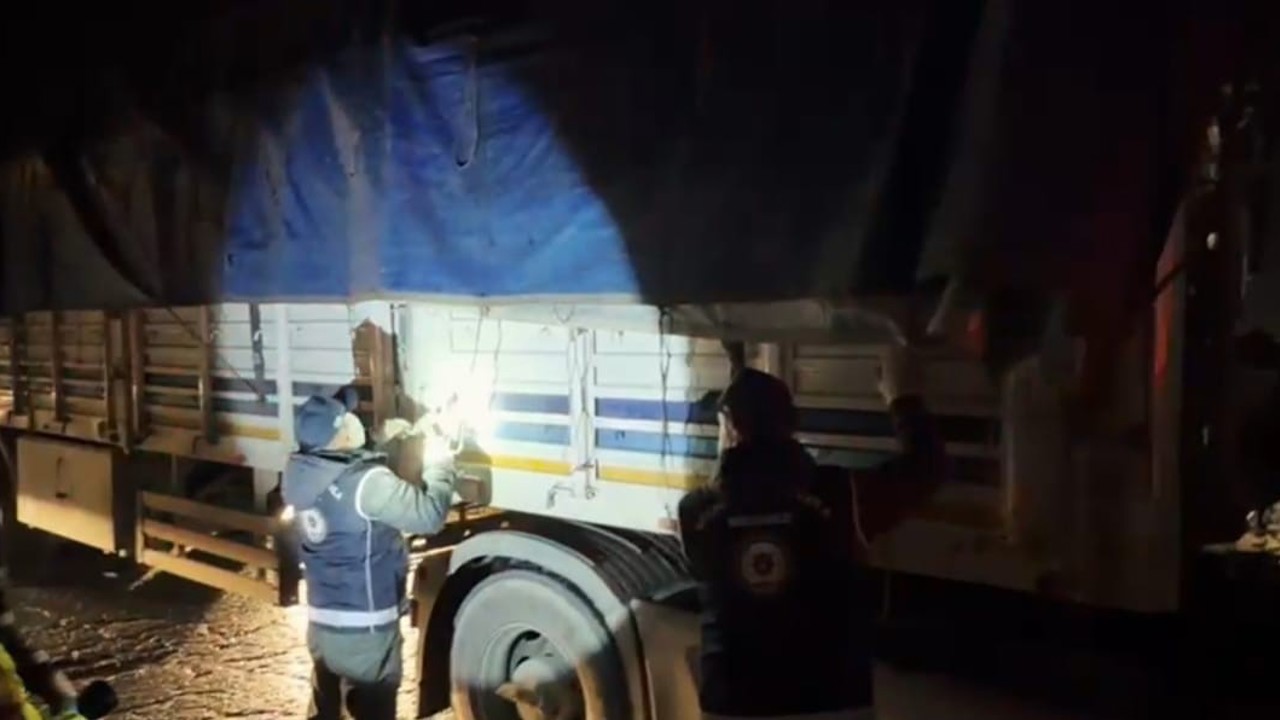 Bitlis’te tır dorsesinde 31 göçmen yakalandı
