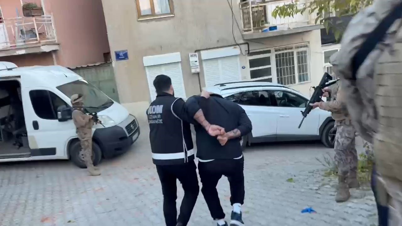 Çeşme’de özel harekat destekli operasyon: 6 ayrı suçtan aranan firari yakalandı

