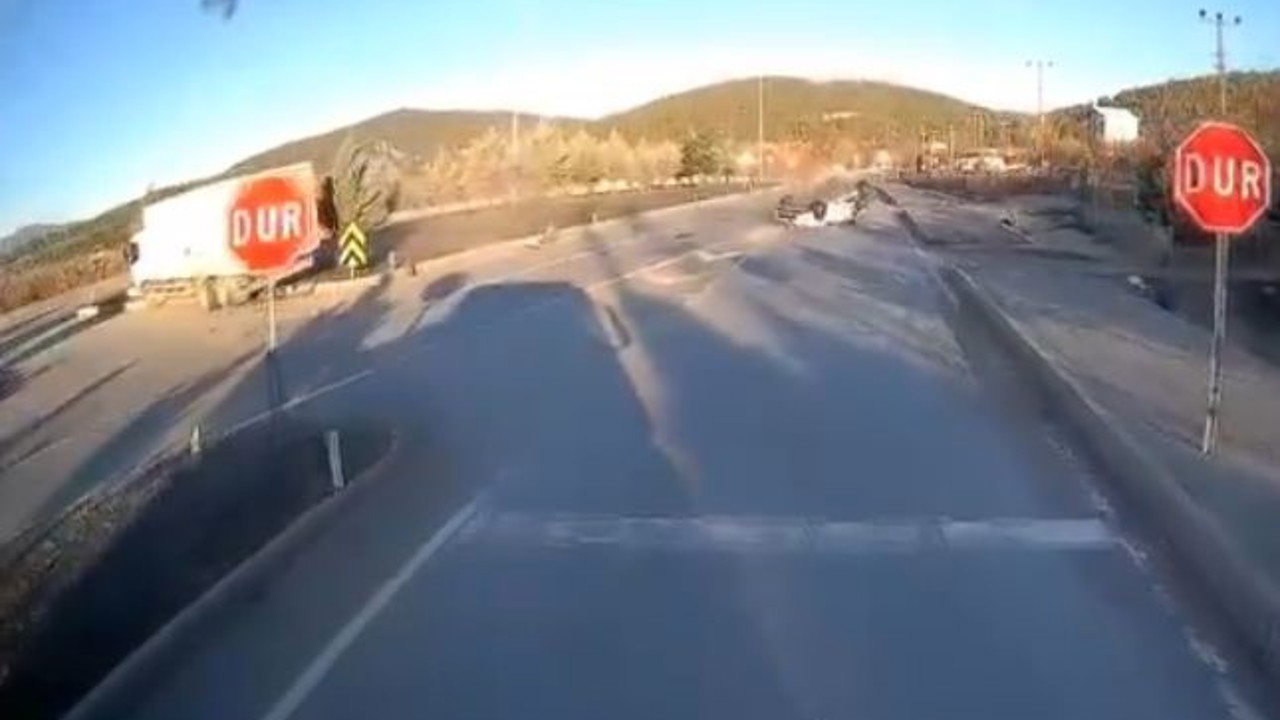 Burdur’da otomobil ile kamyon çarpıştı: Kaza anı kamerada
