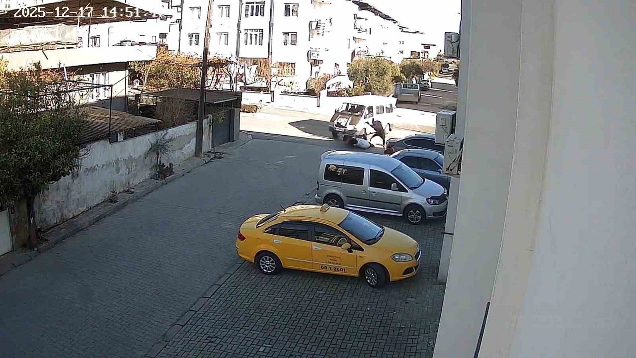 Nazilli’de minibüs önce motosiklete ardından park halindeki araçlara çarptı: 1 yaralı
