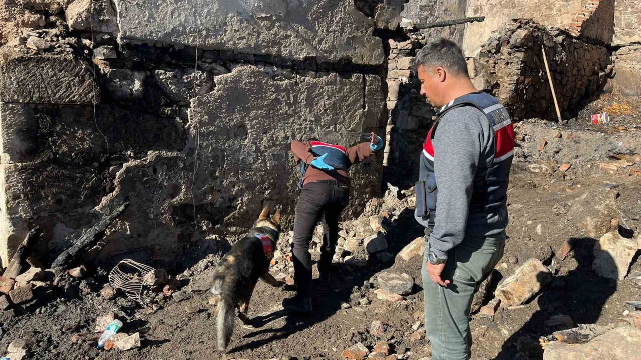 Manisa’da 5 evin kül olduğu yangında ölen kadının cenazesine ulaşıldı

