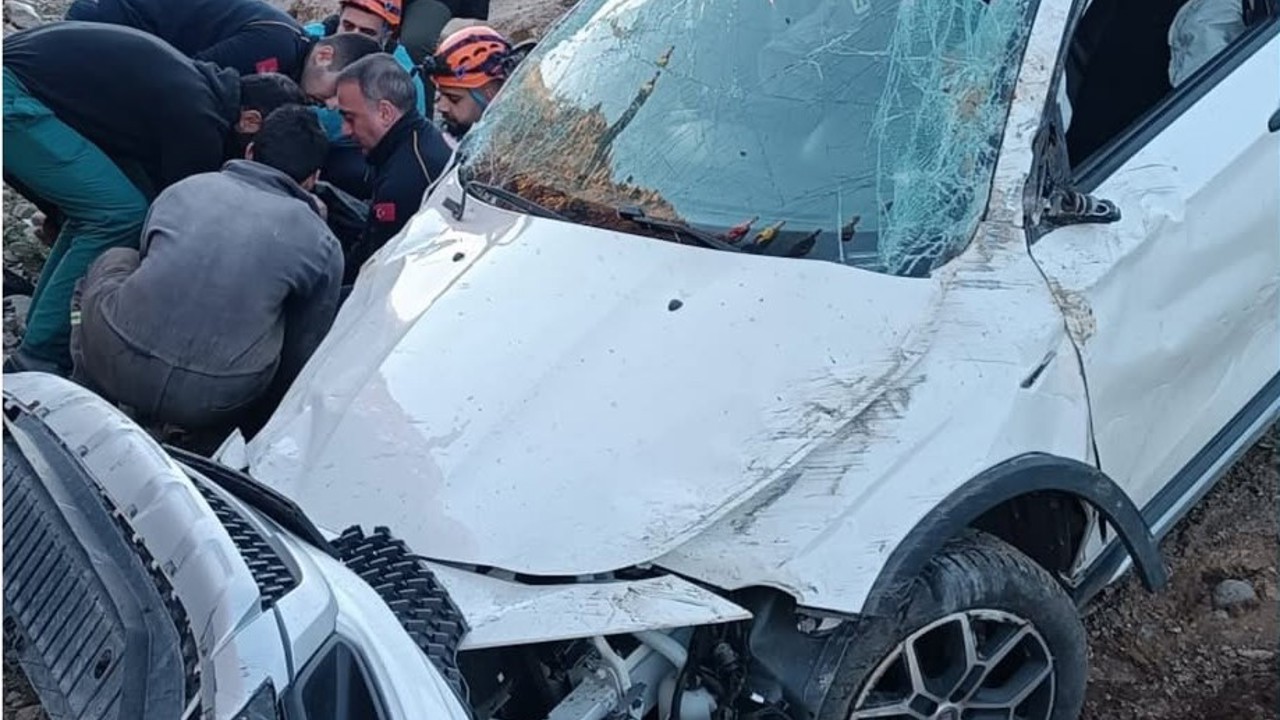 Bingöl’de otomobil şarampole uçtu: 2 yaralı
