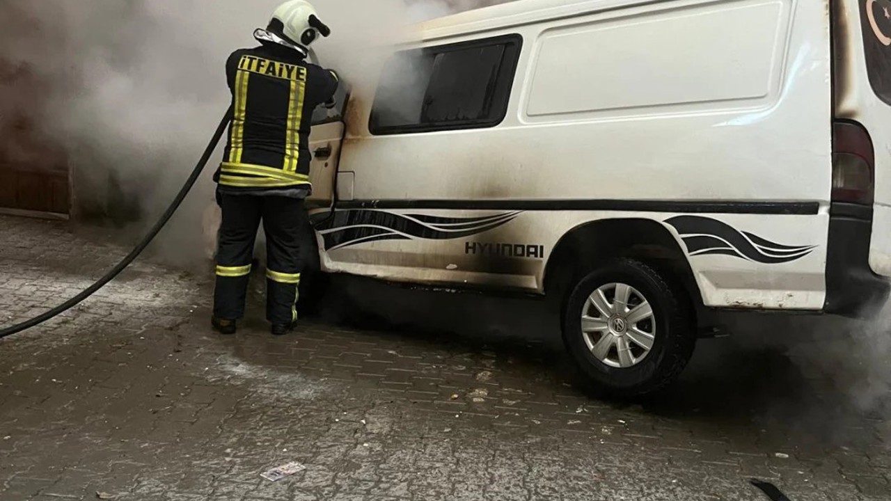 Park halindeki minibüs çıkan yangında kullanılamaz hale geldi
