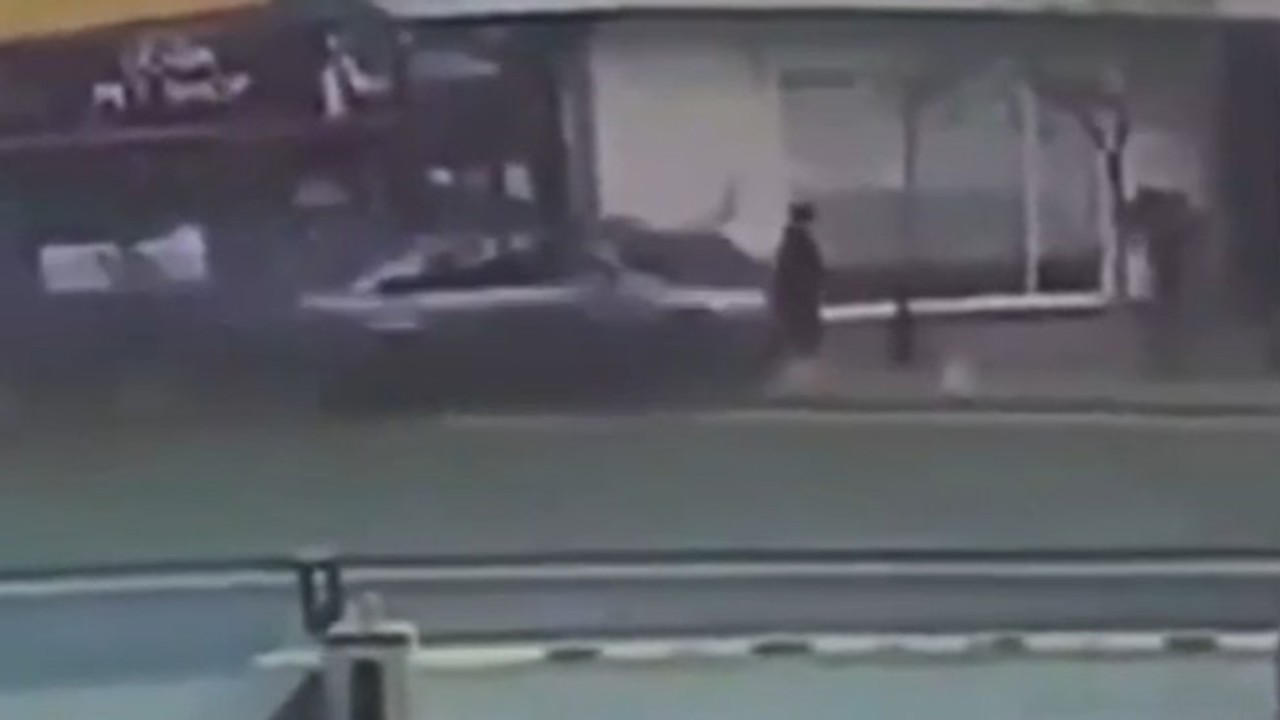 Şişli’de otomobilin yayaların arasına daldığı anlar kamerada
